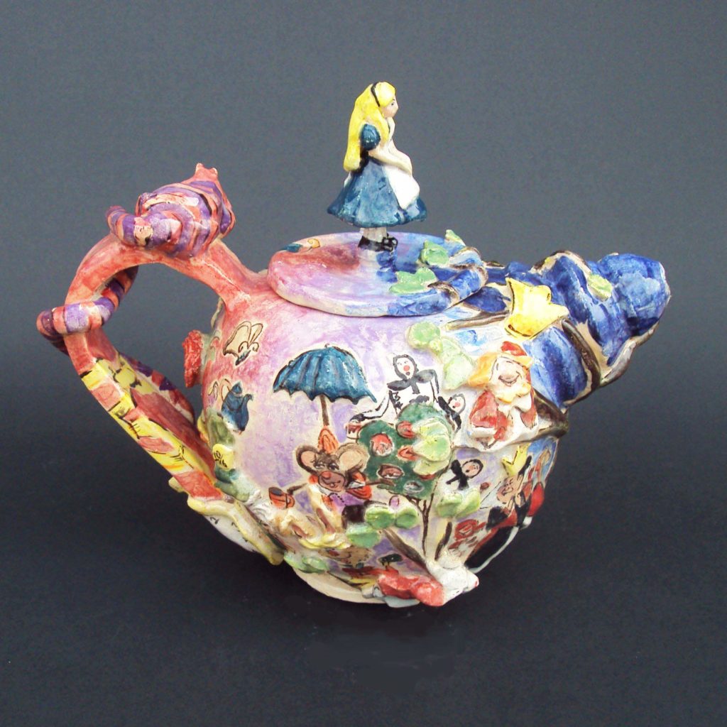 Disney figure Alice in wonderland teapot hot